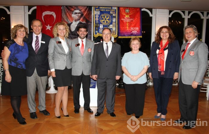 Yeni üyeye rozeti alkışlarla takıldı...