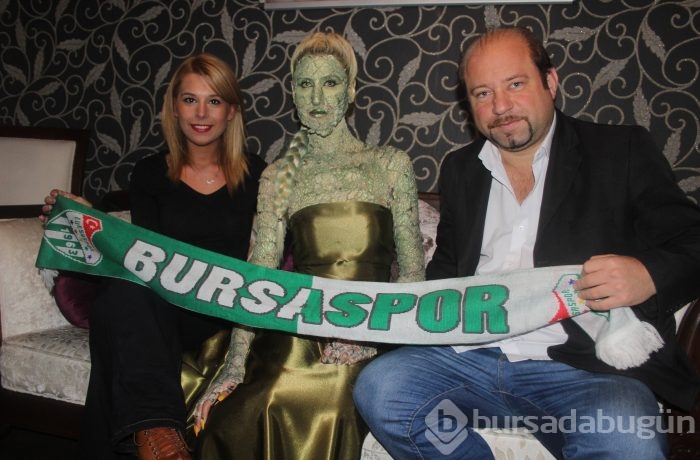 Bursa'da "Timsah kadın" görenleri şaşırttı!