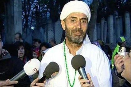 Namaza durdular!