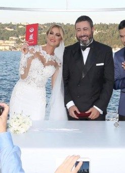 Ünlü şarkıcı sürpriz evlilik yaptı!