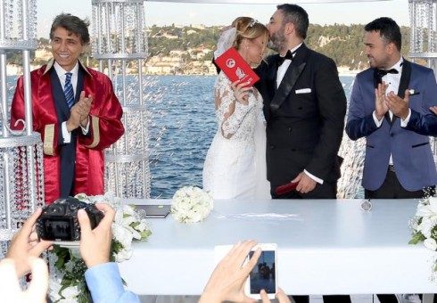 Ünlü şarkıcı sürpriz evlilik yaptı!