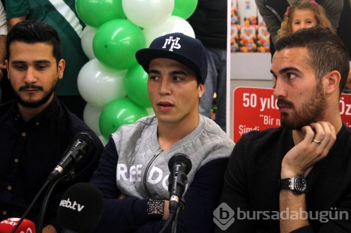 Josue ve Harun imza dağıttı