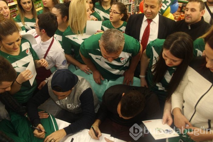 Josue ve Harun imza dağıttı