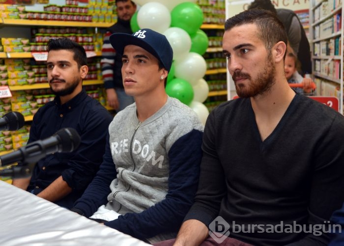 Josue ve Harun imza dağıttı