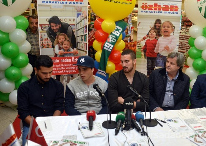 Josue ve Harun imza dağıttı