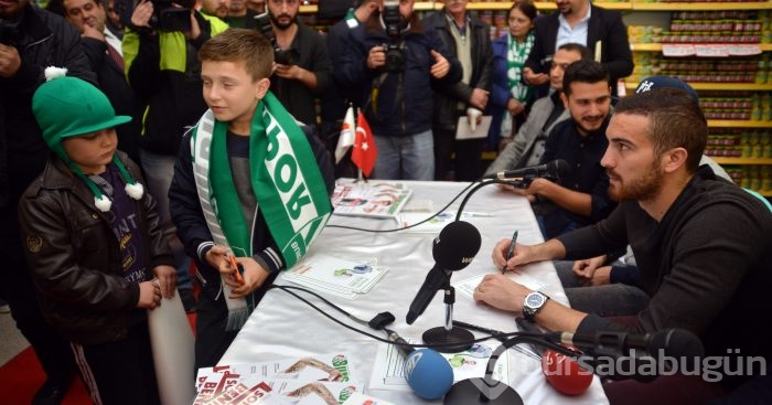 Josue ve Harun imza dağıttı