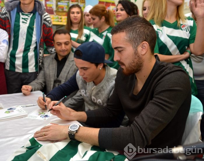 Josue ve Harun imza dağıttı