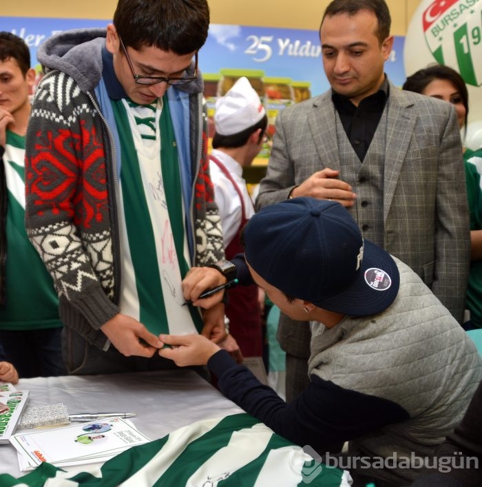 Josue ve Harun imza dağıttı