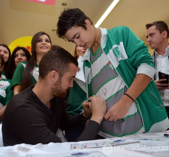 Josue ve Harun imza dağıttı
