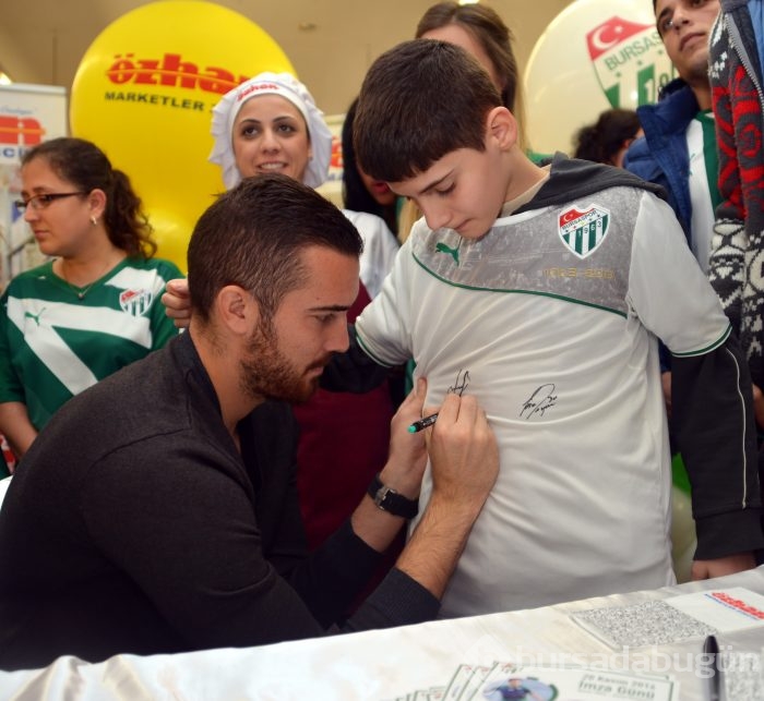 Josue ve Harun imza dağıttı