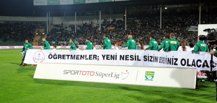 Timsah Kanarya'yı elinden kaçırdı!