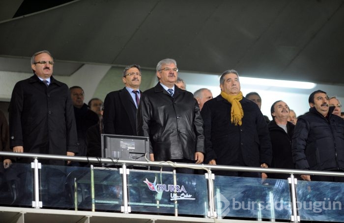 Timsah Kanarya'yı elinden kaçırdı!