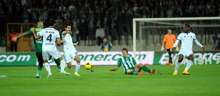 Timsah Kanarya'yı elinden kaçırdı!