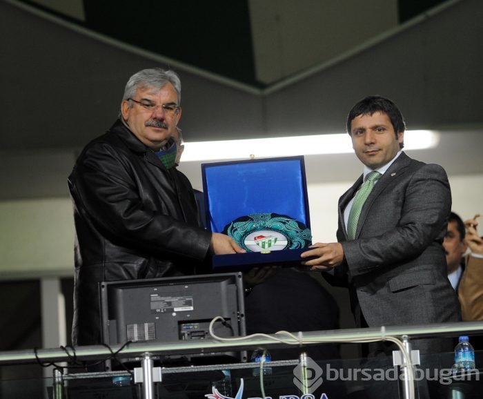 Timsah Kanarya'yı elinden kaçırdı!