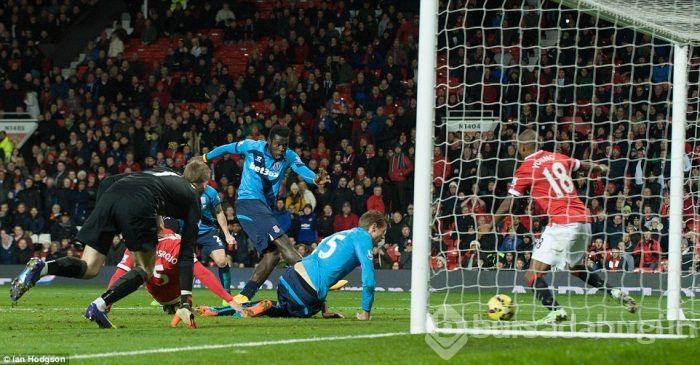 Manchester United 4'te 4 yaptı!