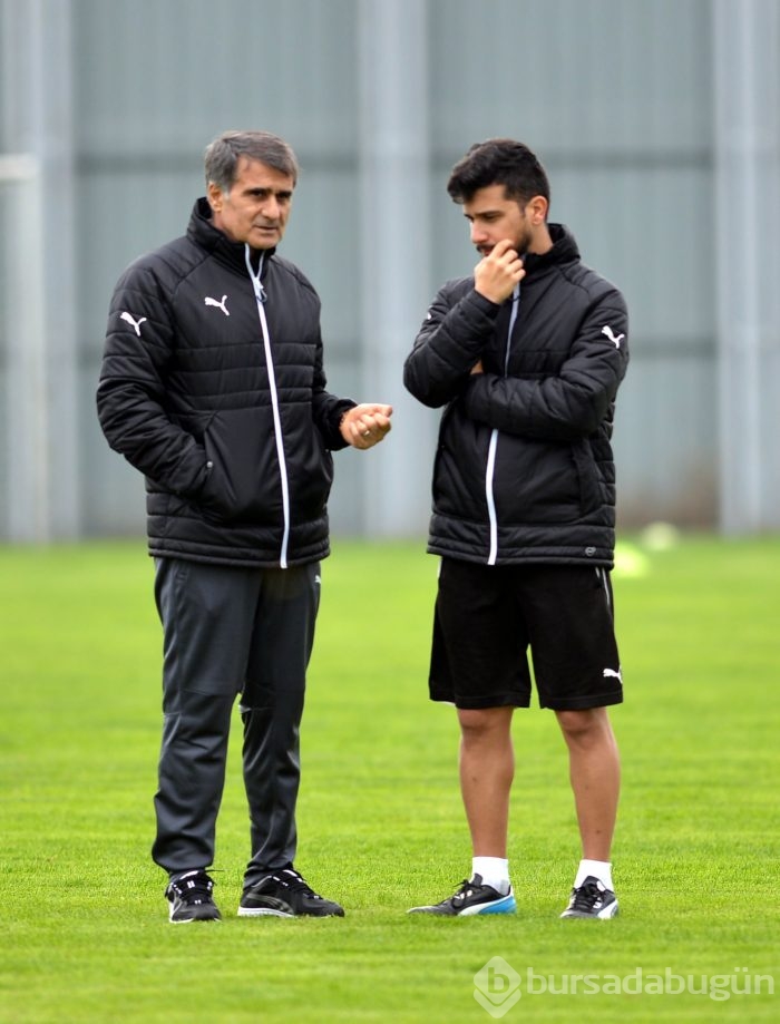 Timsah gözünü kupaya çevirdi