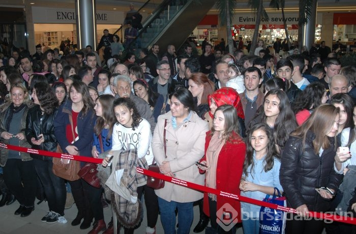 Halil Sezai'yi öpücüklere boğdu...