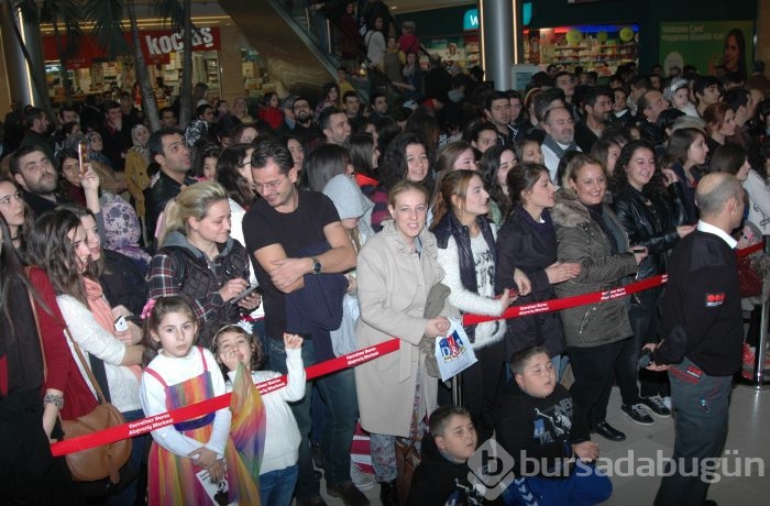 Halil Sezai'yi öpücüklere boğdu...