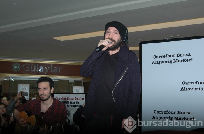 Halil Sezai'yi öpücüklere boğdu...