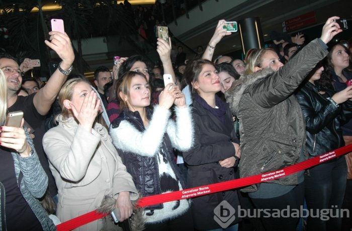 Halil Sezai'yi öpücüklere boğdu...