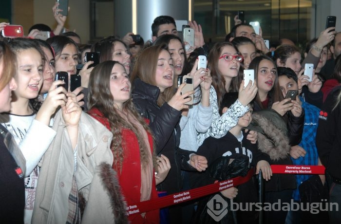 Halil Sezai'yi öpücüklere boğdu...