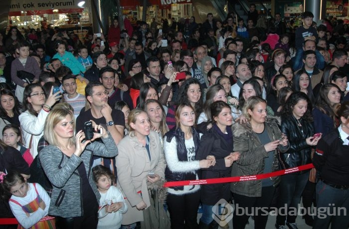 Halil Sezai'yi öpücüklere boğdu...