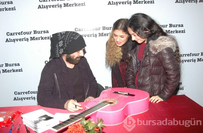 Halil Sezai'yi öpücüklere boğdu...