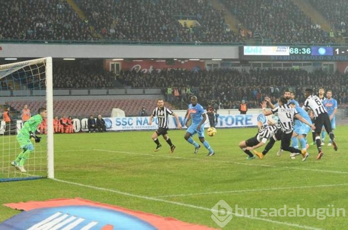 Juventus Napoli'yi ezdi geçti!