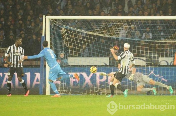 Juventus Napoli'yi ezdi geçti!