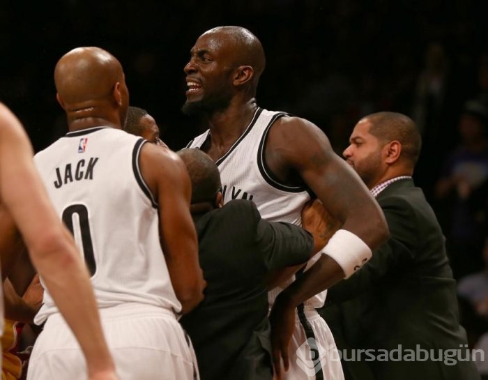 NBA'de Garnett, Howard'a kafa attı!