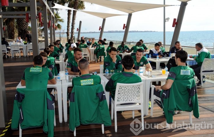 Timsah barbekü partisinde moral depoladı