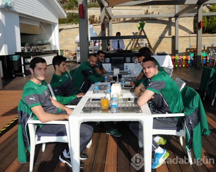 Timsah barbekü partisinde moral depoladı