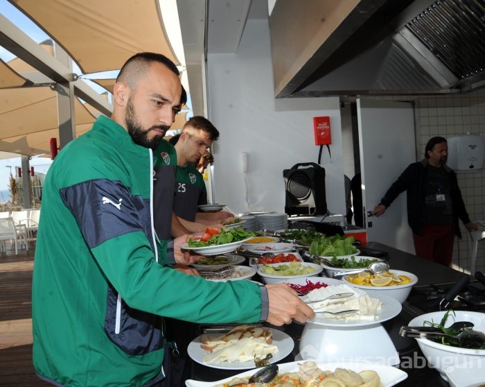 Timsah barbekü partisinde moral depoladı