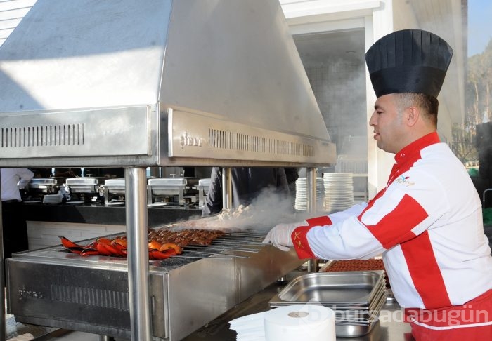 Timsah barbekü partisinde moral depoladı