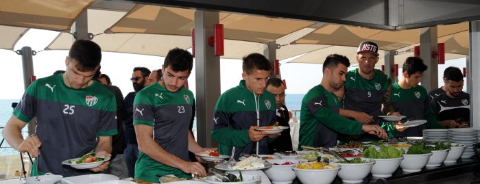 Timsah barbekü partisinde moral depoladı
