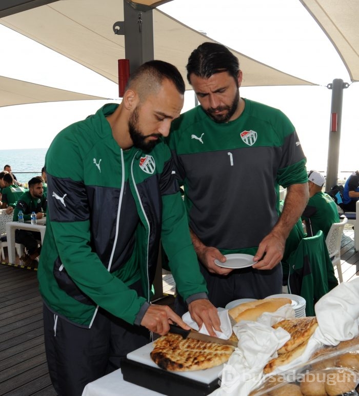 Timsah barbekü partisinde moral depoladı