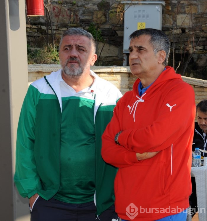 Timsah barbekü partisinde moral depoladı