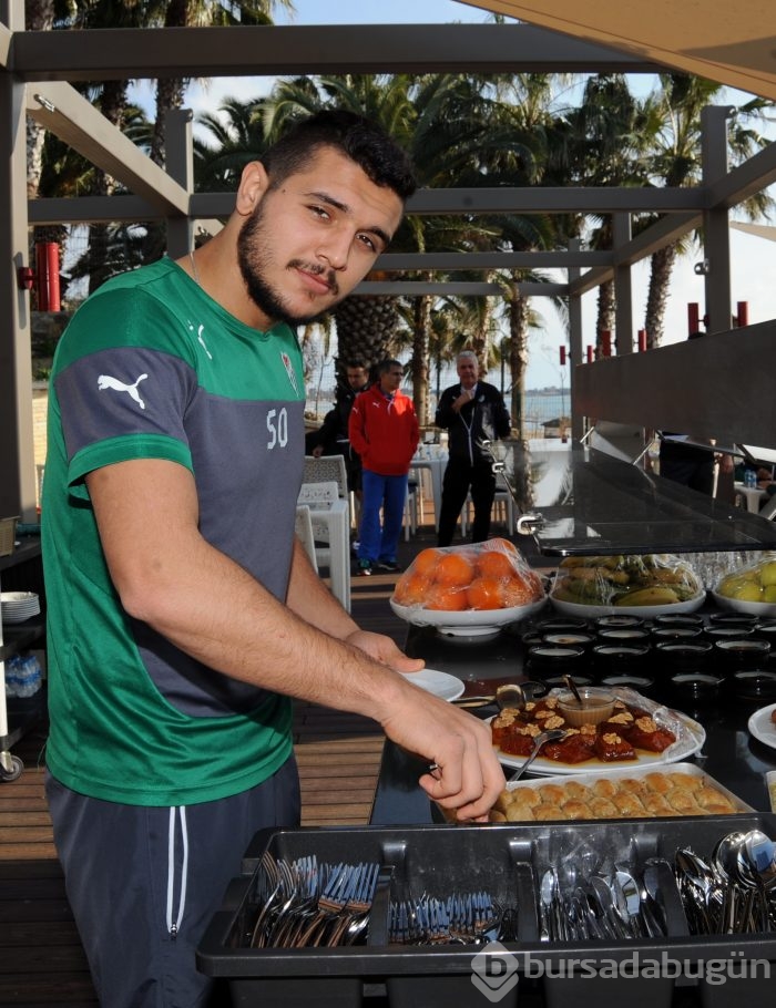 Timsah barbekü partisinde moral depoladı