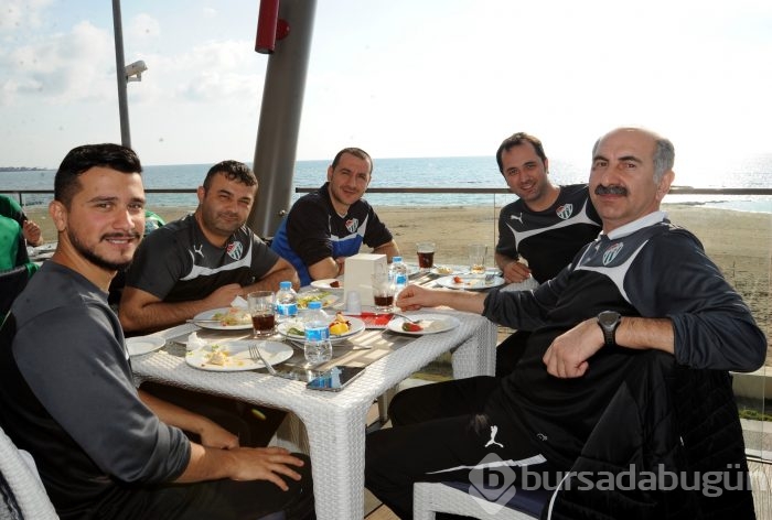 Timsah barbekü partisinde moral depoladı