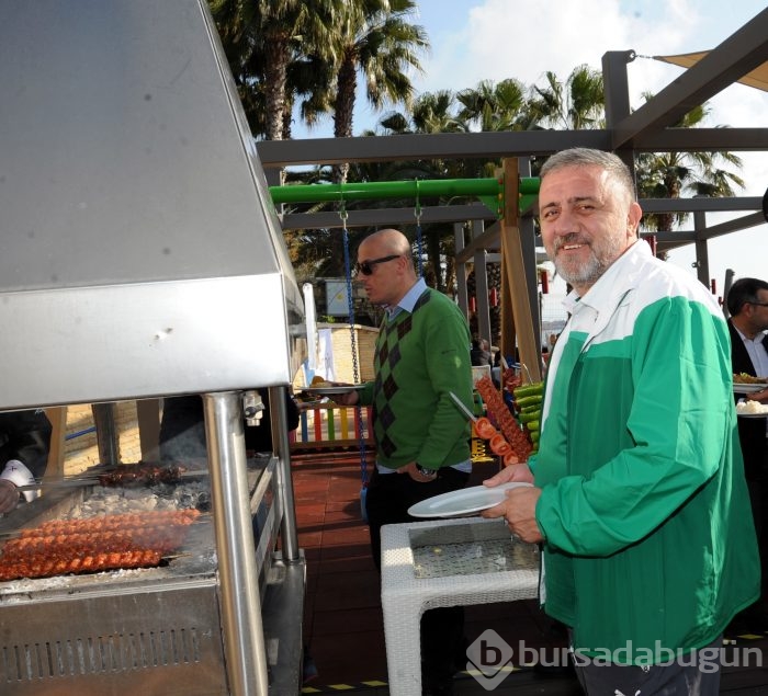 Timsah barbekü partisinde moral depoladı