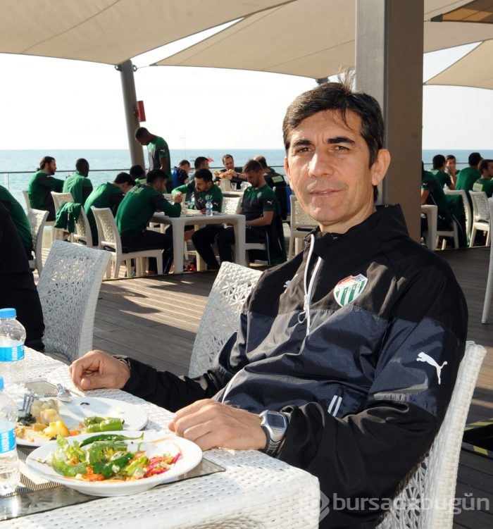 Timsah barbekü partisinde moral depoladı