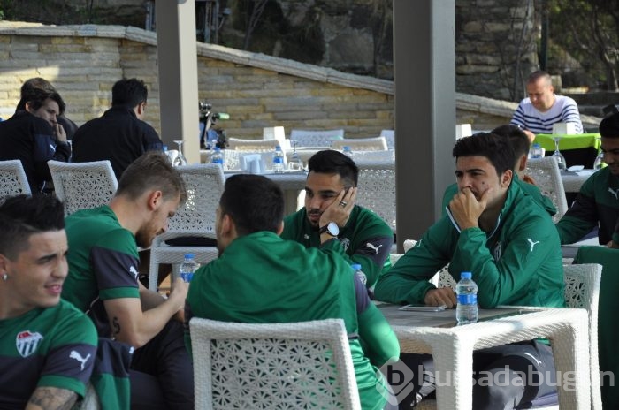 Timsah barbekü partisinde moral depoladı