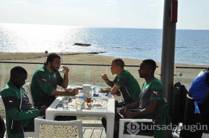 Timsah barbekü partisinde moral depoladı