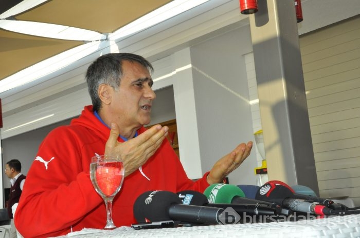 Timsah barbekü partisinde moral depoladı
