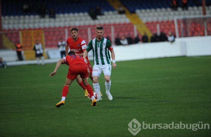 Bakambu coştu! Timsah zirveye kuruldu!