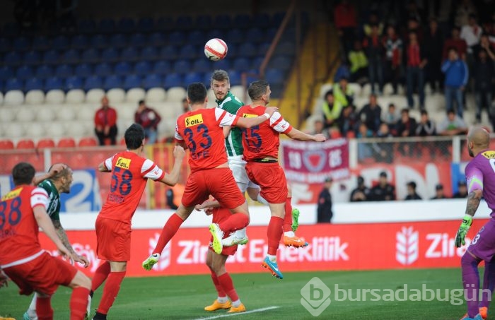 Bakambu coştu! Timsah zirveye kuruldu!