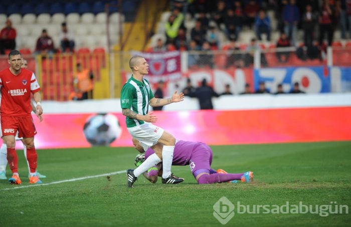 Bakambu coştu! Timsah zirveye kuruldu!