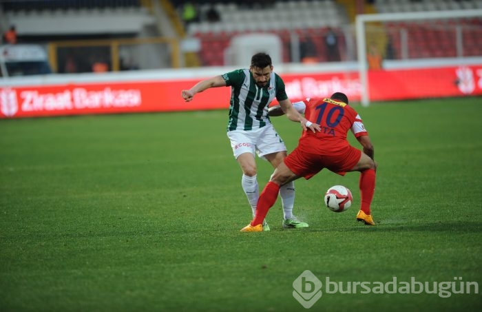 Bakambu coştu! Timsah zirveye kuruldu!