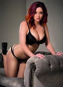  Lucy Collett ateş püskürüyor...