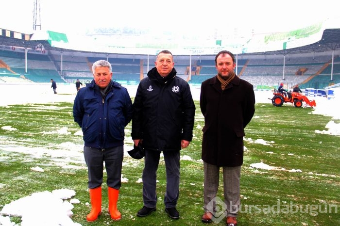 Bursa Atatürk stadında kar temizleme seferberliği